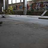 ...mentre alcuni ragazzi hanno predisposto un rudimentale skate park utilizzando tavole di legno e plastica